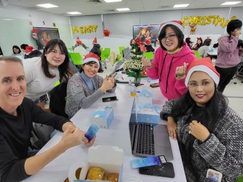 LINE_ALBUM_1131219 Chrstmas English Day_241220_1.jpg